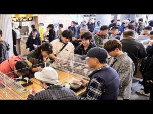 １日１４００杯売れる競馬めし。勝負師達を支える場内立ち食いきしめん屋に密着丨Japanese Standing noodle at the Racecourse.