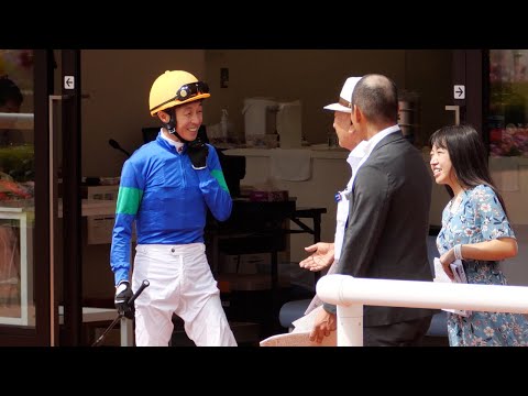 【武豊】控室で寛いだ後、整列へ 競馬会の首領から何やら言葉をかけられる珍しい光景