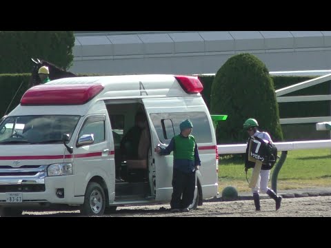 救急車に乗り込む武豊騎手。現地映像、京都競馬場。２０２５年１１月１日。